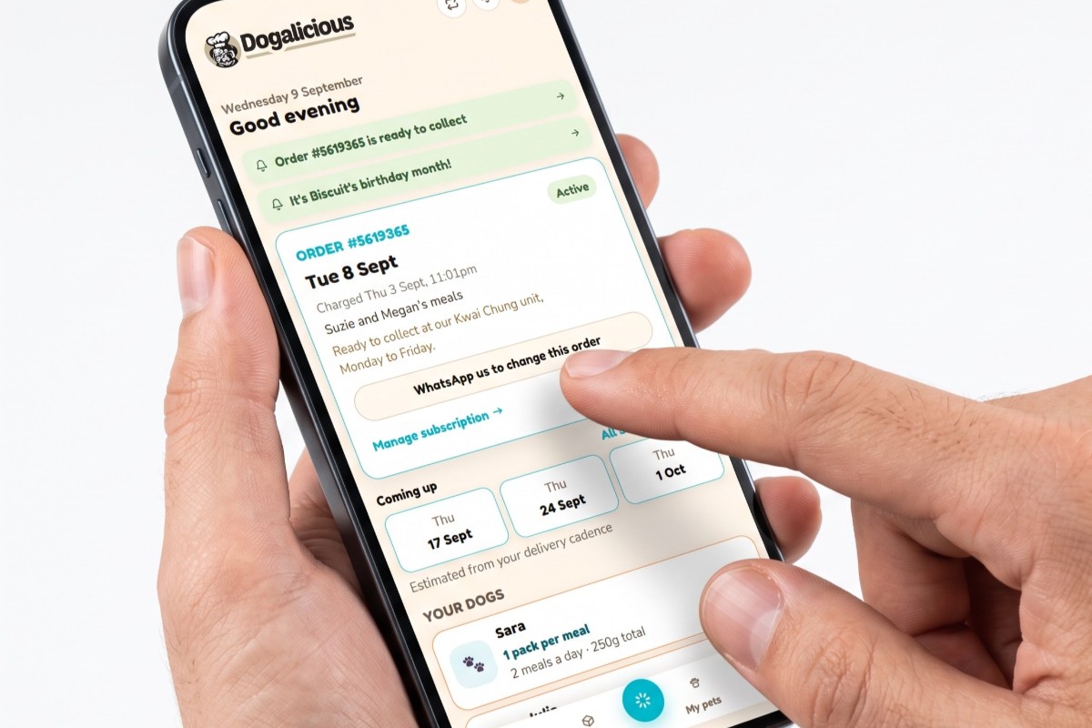手持手機使用 Dogalicious App 管理訂購與送貨日期